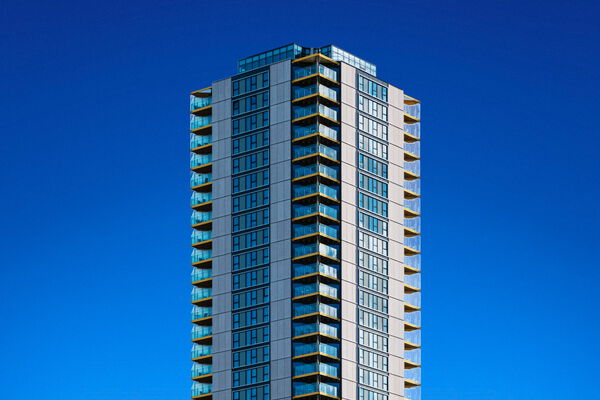 Moderne Architektur vor tiefblauem Himmel