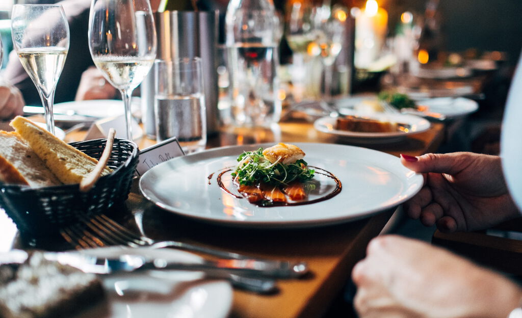 Liebevoll angerichtetes Essen aus einer Sterne-Küche